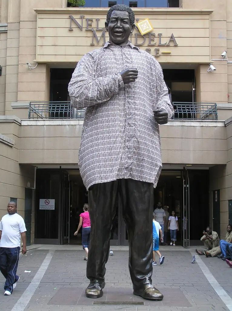 nelson mandela statue sandton square